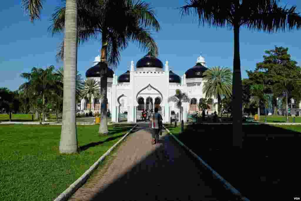 Masjid Agung Baiturrahman merupakan salah satu dari beberapa bangunan di Banda Aceh yang bertahan dari tsunami 2004 relatif tanpa kerusakan. (VOA/Steve Herman)
