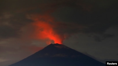 Bali volcano unnerves towns