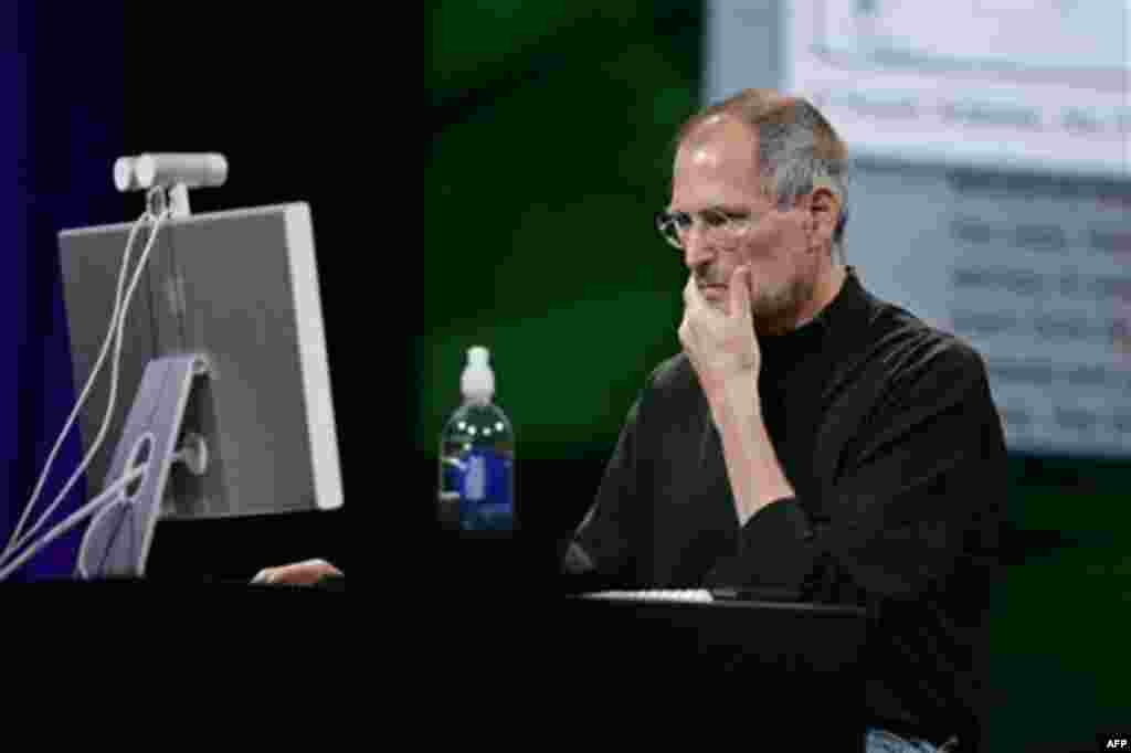 Drejtori ekzekutiv i firmës Apple Steve Jobs para një kompjuteri Apple në San Francisco më 11 qershor 2007. (AP Photo/Paul Sakuma)