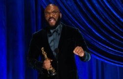 Tyler Perry menerima Penghargaan Kemanusiaan Gene Hersholt dalam siaran langsung ABC "Telecast of The 93rd Oscars" di Los Angeles, California, 25 April 2021. (Todd Wawrychuk / A.M.P.A.S. / Handout via REUTERS)