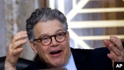 美國民主黨明尼蘇達州參議員弗蘭肯(Al Franken)在華盛頓國會山的能源與自然資源委員會聽證會上。