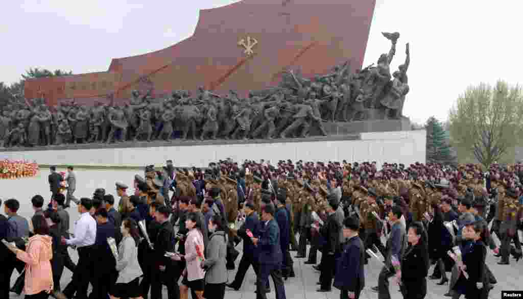 북한 인민군 창건 85주년을 맞은 25일 각 계층 근로자, 학생들, 인민군 장병들이 꽃을 들고 김일성&middot;김정일 동상을 향하고 있다.
