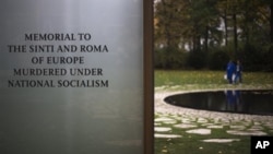 Вход в новый мемориал жертвам холокоста в Берлине.