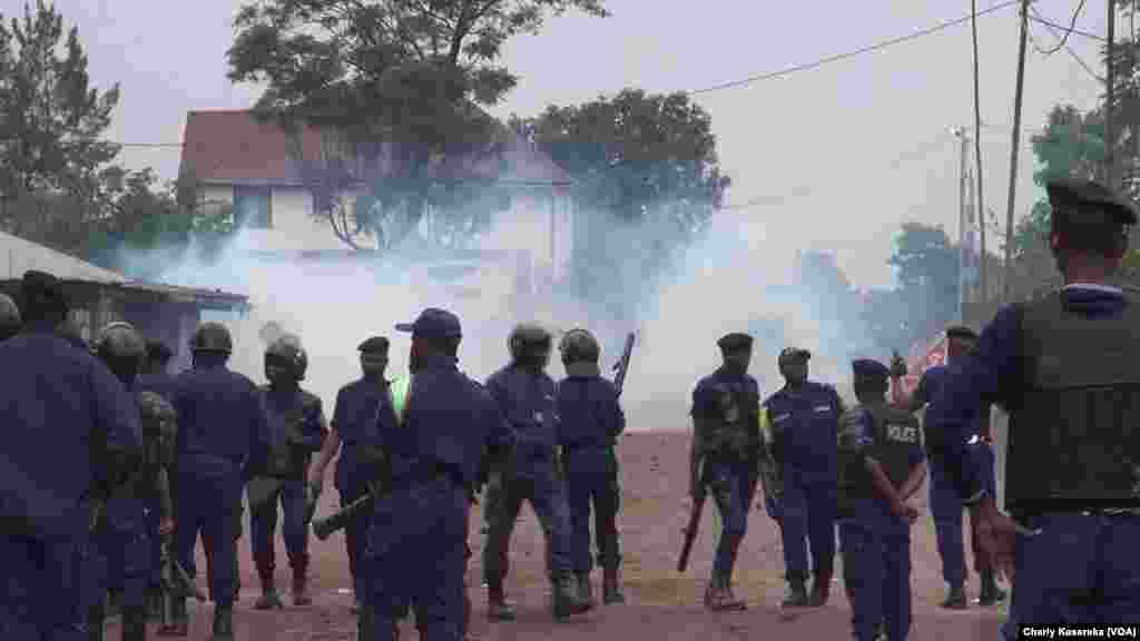 Des Congolais sont agenouillés devant la police à Goma, pour une marche anti-Kabila, le 21 janvier 2018.