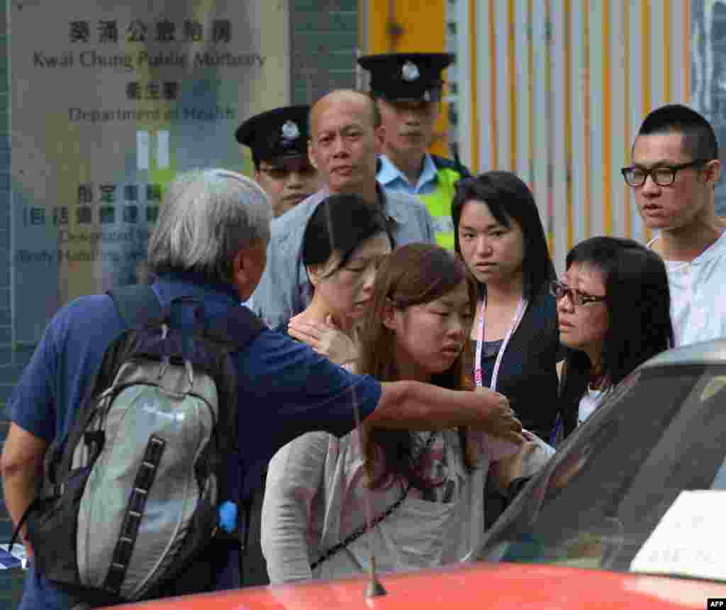 Parientes de las v&iacute;ctimas salen de la morgue de Kwai Chung, luego de identificar los cad&aacute;veres de las v&iacute;ctimas del choque entre dos barcos en Hong Kong, la noche del 1 de octubre de 2012.