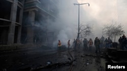 消防人員和軍人在貝魯特市中心的爆炸現場 2013年12月27日 