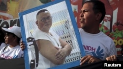 Un miembro del Centro de Derechos Humanos de Nicaragua muestra un cartel con la foto de Bernardo Tercero, durante una protesta en Managua.