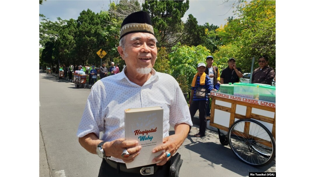 Pengurus Jemaat Ahmadiyah Indonesia (JAI) Bandung Tengah, Mansyur Ahmad, memegang buku "Haqiqatul Wahy" yang didiskusikan. Buku tersebut selesai diterjemahkan ke bahasa Indonesia dan terbit Juli 2018. (Foto: VOA/Rio Tuasikal)