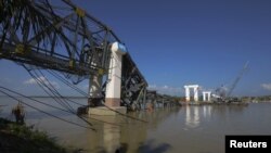 The Radana Thinga Bridge over the Irrawaddy River, still under construction, collapses following an earthquake near Singgu Township in central Burma, November 11, 2012. 