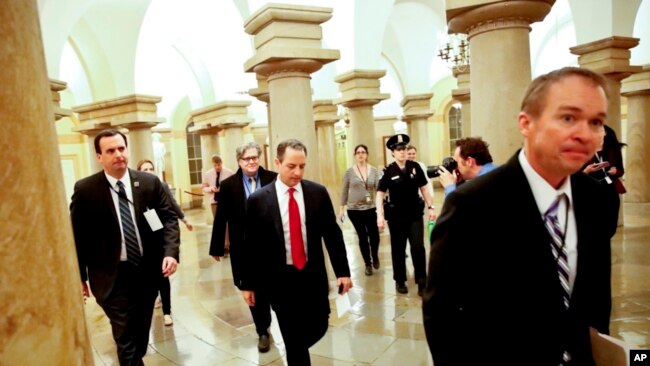 "Esta es la oportunidad para la gente que ha esperado durante años para ver la derogación y el reemplazo del Obamacare", añadió el portavoz Mulvaney.