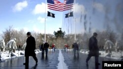 미국 수도 워싱턴 DC의 한국전 참전 기념공원을 찾은 방문객들이 참전군인들의 모습을 새긴 기념비를 둘러보고 있다. (자료사진)