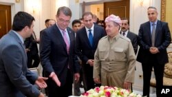 Bộ trưởng Quốc phòng Mỹ Ash Carter đứng với Tổng thống chính quyền khu vực người Kurd Massoud Barzani tại Nhà Trắng ở Irbil, Iraq, ngày 24/7/2015.