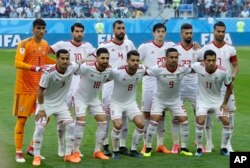 Para pemain tim Iran berpose sebelum laga penyisihan Grup B antara Iran dan Maroko di Piala Dunia 2018, di Stadion St. Petersburg, St. Petersburg, Rusia, 15 Juni 2018.