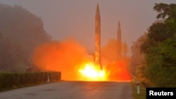 북한 조선인민군 전략군 화성포병부대들이 탄도미사일 발사훈련을 실시했다며, 조선중앙통신이 지난달 21일 공개한 사진.