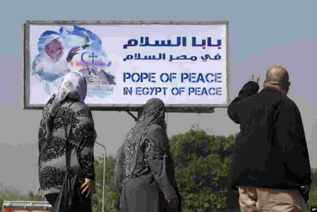 استقبال از سفر زیارتی دو روزه&nbsp; پاپ فرانسیس به قاهره با نوشتن بابا سلام بر روی بیلبورد تبلیغاتی