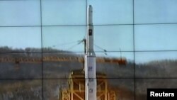 屏幕显示朝鲜银河三号火箭正从发射台升空