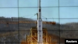 屏幕顯示北韓銀河三號火箭正從發射台升空