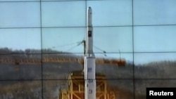 Hình do Thông tín xã Bắc Triều Tiên công bố cho thấy hỏa tiễn tầm xa Unha-3 được phóng đi hôm nay từ Trung tâm Không gian Sohae.