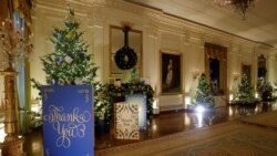 백악관 이스트룸이 크리스마스 트리와 장식으로 꾸며져 있다.