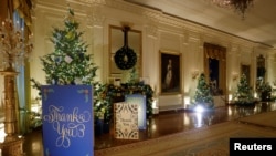 백악관 이스트룸이 크리스마스 트리와 장식으로 꾸며져 있다.