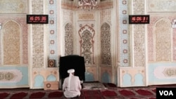 资料照片：新疆一座清真寺内 (美国之音叶兵拍摄)