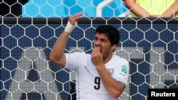 Uruguay's Luis Suarez holds his teeth during the 2014 World Cup Group D soccer match between Uruguay and Italy at the Dunas arena in Natal June 24, 2014. Italy's Giorgio Chiellini accused Suarez of biting his shoulder. REUTERS/Yves Herman (BRAZIL - Tags: