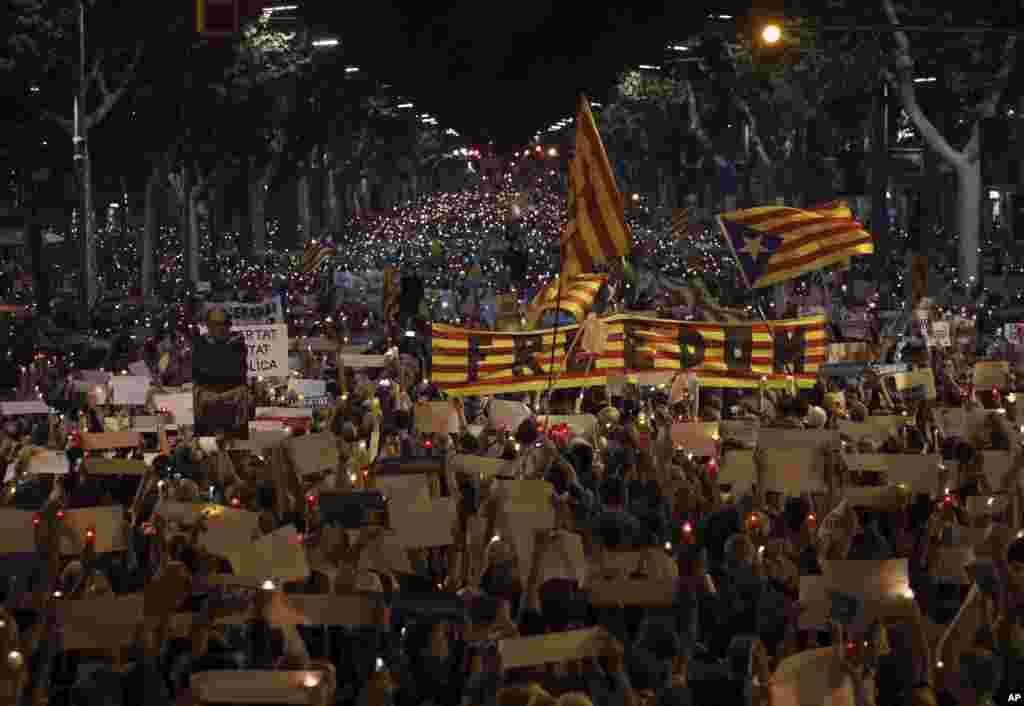 معترضان اسپانیایی با برگزاری تظاهراتی در بارسلون، خواستار آزادی دو نفر از رهبران جنبش استقلال کاتالونیا شدند.