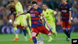 Lionel Messi tire un penalty au cours d'un match de la Liga espagnole contre Levante au stade de Camp Nou à Barcelone, Espagne, 20 septembre 2015.
