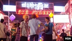 “Pub Street” area in the Cambodian tourist town of Siem Reap on Thursday, March 19, 2015. First Lady Michelle Obama is expected to make a landmark visit to the town on Friday, to become the first sitting US First Lady to visit Cambodia. (Nov Povleakhena/VOA Khmer) 