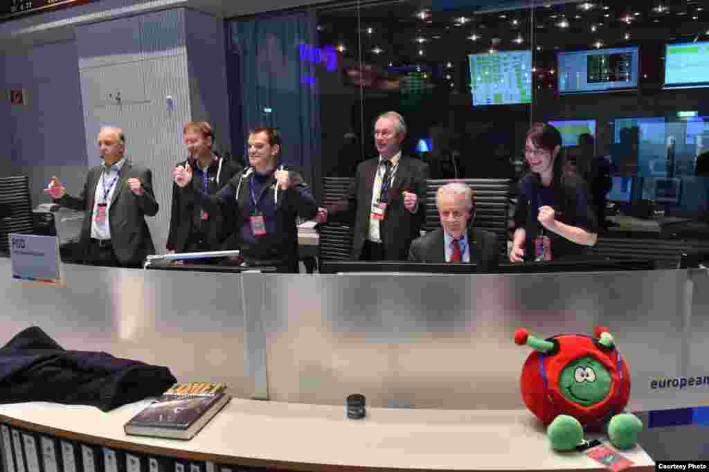 Smiles in the Main Control Room at ESA's Operations Center, as separation of the Philae lander from ESA Rosetta orbiter is confirmed and the Philae lander on its way to becoming the first spacecraft to touch down on a comet, Nov. 12, 2014. (Courtesy: Euro