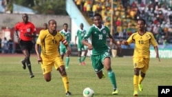 Pemain Nigeria Mikel John Obi (tengah) memburu bola diapit oleh pemain-pemain Ethiopia Adane Girma (kiri) dan Shemeles Bekele dalam babak kualifikasi Piala Dunia 2014 di Calabar, Nigeria (16/11). (AP/Sunday Alamba)