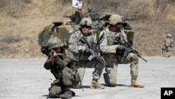 Soldados estadounidenses y de Corea del Sur participan durante ejercicios militares en marzo de 2015.