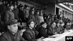 1967年4月21日（前排左起）中共高官周恩来、江青、陈伯达、康生、张春桥、王力、杨成武、姚文元、戚本禹和关锋参加了北京市革命委员会成立大会。