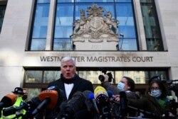 Juru Bicara Wikileaks Kristinn Hrafnsson memberikan keterangan kepada media di luar Pengadilan Westminster, London, Rabu, 6 Januari 2021.