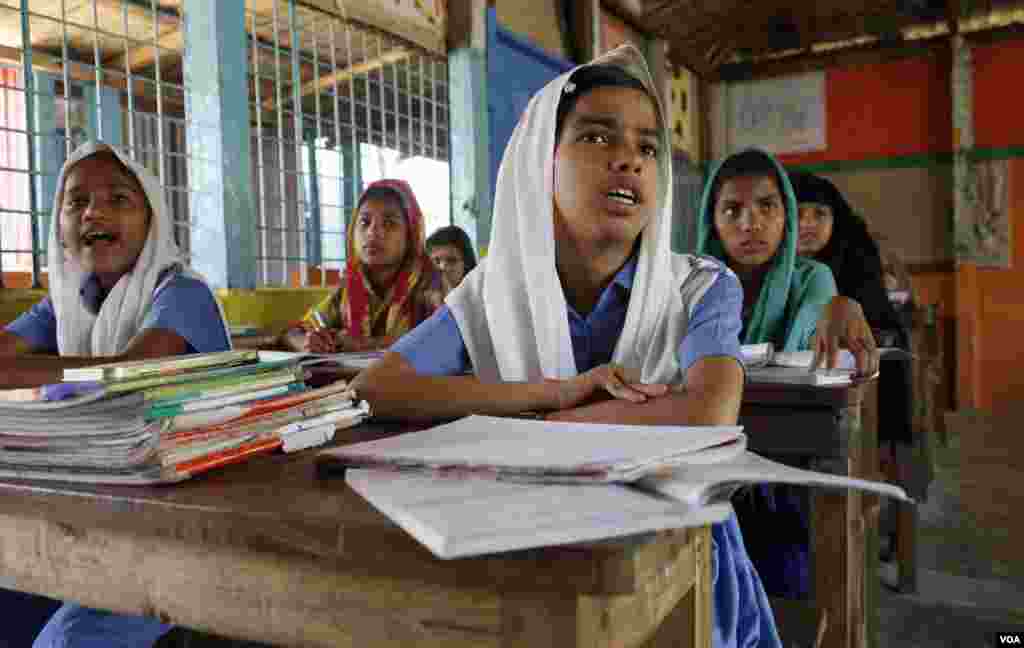 Humaira Begum and classmates study math in the Kutupalong camp Mar. 31, 2019. (Hai Do/VOA)