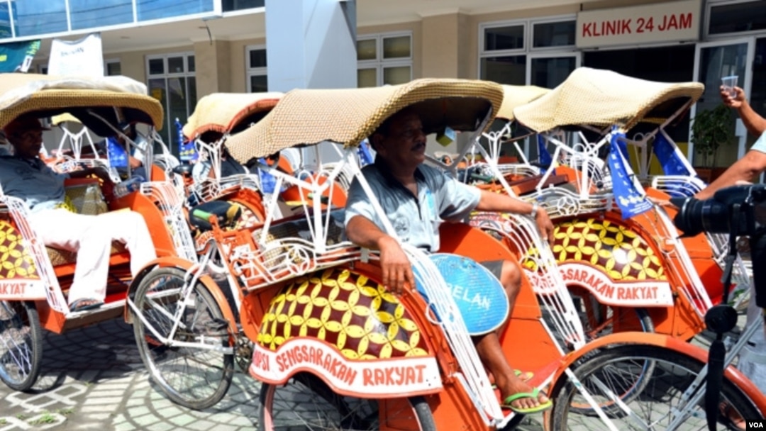 Sejumlah becak yang ikut ambil bagian dalam kampanye anti korupsi di Yogyakarta.
