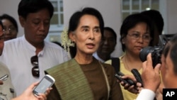 Burma's opposition leader Aung San Suu Kyi talks to journalists during a press briefing in Rangoon, Jan. 2, 2014. 