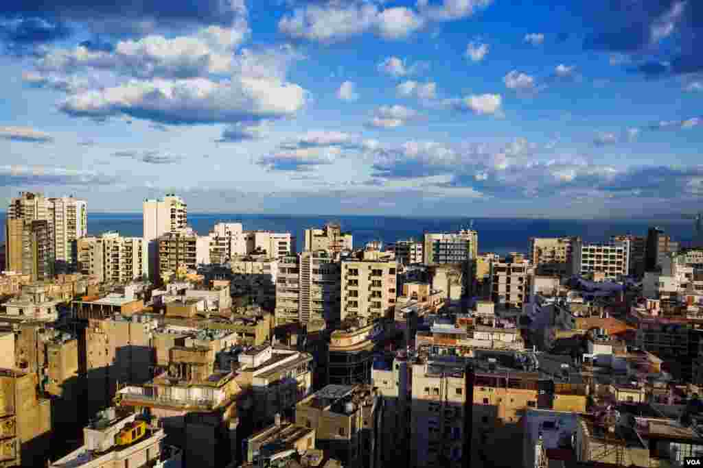 Gedung-gedung di Beirut semakin tinggi sehingga orang sulit melihat pemandangan laut. (VOA/V. Undritz)