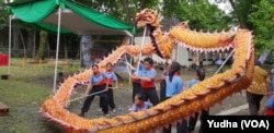 Atraksi Liong atau tari naga ikut memeriahkan peletakan batu pertama pembangunan Kelenteng di kampus UNS Solo. (Foro: VOA/Yudha)