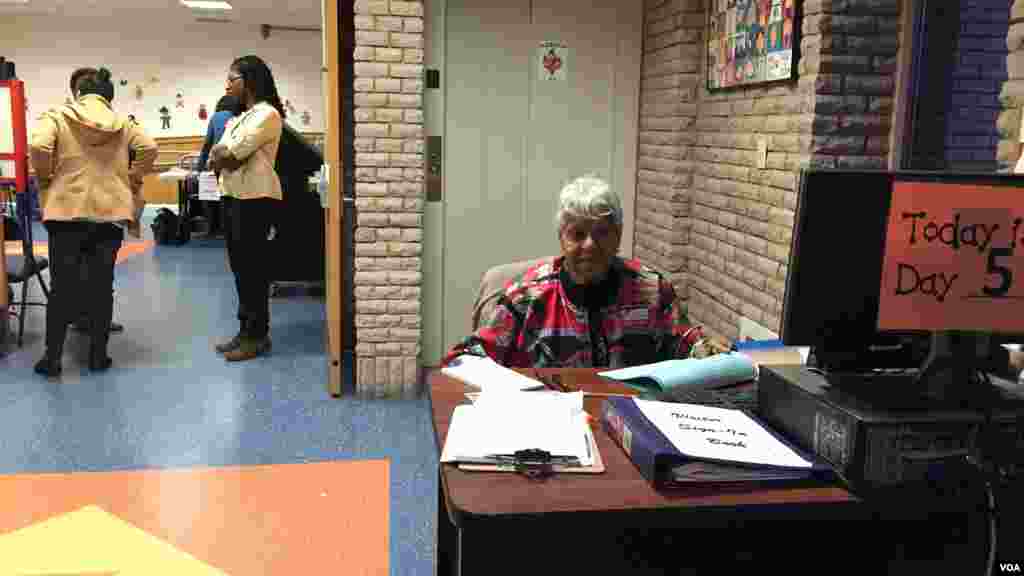 Bureau de vote de Mamaronek, Comté de Westchester, New York, le 19 avril 2016. (VOA/Jacques Aristide)