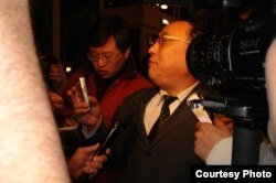 刘洋律师在巴黎接受记者采访