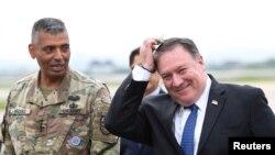 Le secrétaire d'État américain Mike Pompeo, avec le général américain Vincent K. Brooks, commandant des forces américaines en Corée, à son arrivée à la base aérienne d'Osan, à Pyeongtaek, en Corée du Sud, le 13 juin 2018.