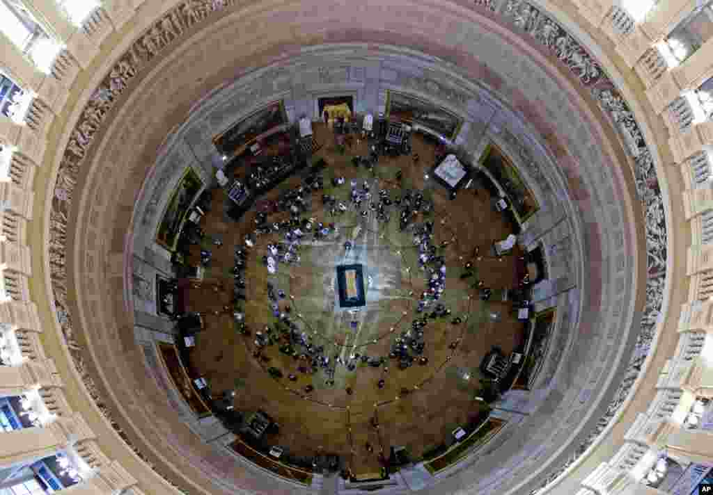 Visitors pay their respects as the casket of Reverend Billy Graham lies in honor at the Rotunda of the U.S. Capitol Building in Washington, Feb. 28, 2018. It&#39;s a rare honor for a private citizen to lie in honor at the Capitol. Graham died in his sleep at his North Carolina home. He was 99.