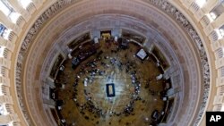 Jeneza la mchungaji Billy Graham likiwa kwenye ukumbi wa bunge la Marekani, Capitol Rotunda, mjini Washington DC. Feb. 28, 2018.