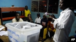Des agents électoraux comptent procèdent au dépouillement dans un bureau de vote à Libreville, Gabon, 30 août 2009. 