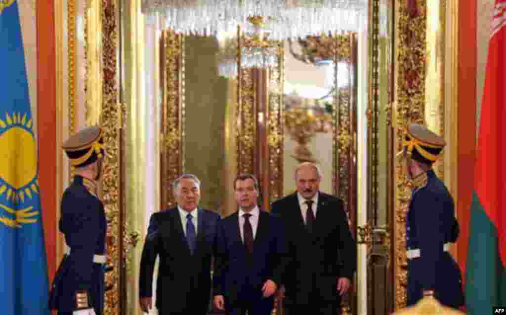 Russian President Dmitry Medvedev, center, Belarusian President Alexander Lukashenko and Kazakhstan's President Nursultan Nazarbayev, left, take part in the meeting of heads of states of the Supreme Eurasian Economic Council, in the Moscow Kremlin, Moscow