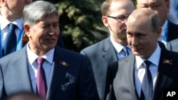 Qirg'iziston rahbari Almazbek Atambayev, Rossiya rahbari Vladimir Putin Moskvada, 9-may, 2015-yil.