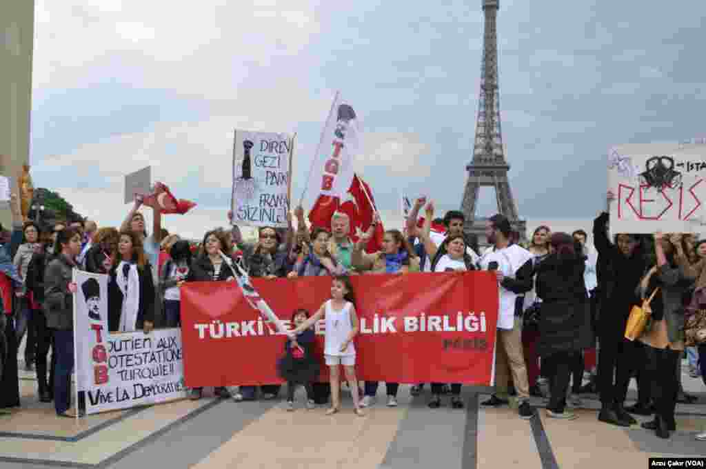 Turks in Paris rallied to support the anti-government protesters in Turkey