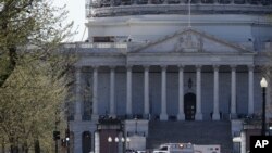 Les forces de l'ordre et des véhicules de secours sur la colline du Capitole à Washington, le lundi 28 mars 2016. (AP Photo / Alex Brandon)