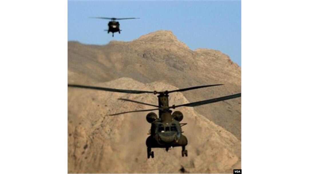 Dua helikopter Chinook milik NATO terbang di pegunungan Paktia, dekat provinsi Khost, Afghanistan.